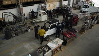 Sementara itu, sebagian besar kendaraan yang beredar masih menggunakan bahan bakar fosil dan pemerintah terus menggelontorkan jutaan dolar untuk mensubsidi bahan bakar impor kemudian menjual setengah harga ke pasar domestik.  