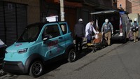 Carlos Ortuno merawat Juana Velasco diapit oleh mobil listrik Quantum dan ambulans buatan Bolivia, di La Paz, Bolivia, Rabu, 3 Mei 2023. Program Dokter di rumah Anda diluncurkan bulan lalu oleh pemerintah kota La Paz, Bolivia, menggunakan armada enam EV yang diproduksi oleh Quantum Motors, satu-satunya produsen mobil listrik di negara itu.