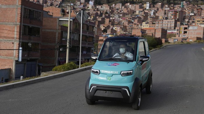 Geliat Mobil Listrik di Negara Kaya Lithium Dr. Carlos Ortuno drives a Bolivian-made, Quantum electric car to a house call, in La Paz, Bolivia, Wednesday, May 3, 2023. Launched in 2019, Quantum Motors has only sold 350 electric cars in Bolivia. But their founders recently received a boost from the German city of Bonn, which invested 50,000 euros to acquire six units in support of a local program that sends doctors to people's homes. (AP Photo/Juan Karita)