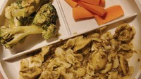 Anaknya yang kini berusia 3 tahun sepertinya suka makan pasta. Kali ini Gigi Hadid menjodohkan pasta dengan brokoli dan wortel rebus.