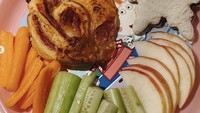 Wortel, mentimun, dan apel jadi camilan enak dan menyehatkan untuk Khai. Sementara sumber karbohidratnya berasal dari roti.