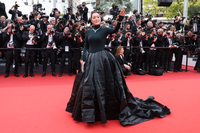 Gong Li memilih gaun dengan atasan turtle-neck dari Alaia di Cannes Film Festival 2023. (Foto: Vittorio Zunino Celotto/Getty Images)