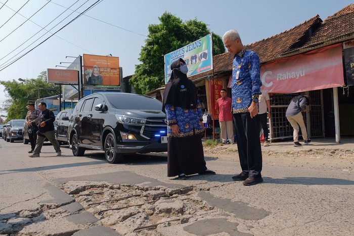 Gubernur Jawa Tengah Ganjar Pranowo meminta jalur alternatif Demak-Semarang yang rusak segera diperbaiki.