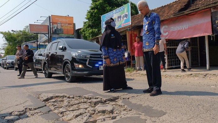 Gubernur Jawa Tengah, Ganjar Pranowo mengecek jalur alternatif Demak-Semarang di Desa Pulosari, Karangtengah, Demak, Rabu (17/5/2023).