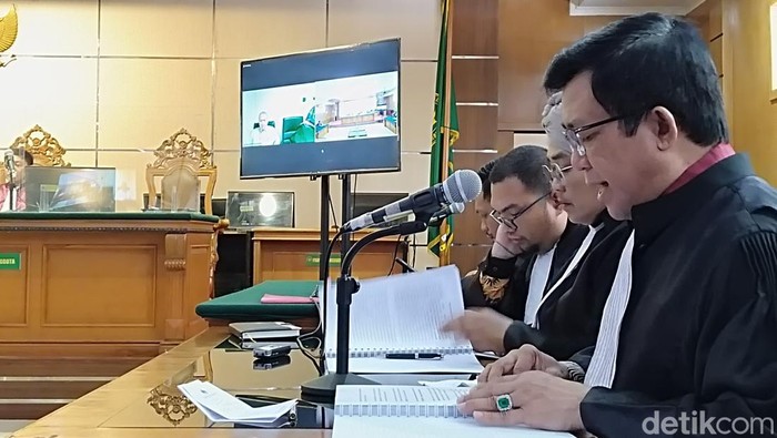 Hakim Agung MA nonaktif Sudrajad Dimyati saat membacakan nota pembelaan setelah dituntut 13 tahun penjara. Sidang digelar di Pengadilan Tipikor Bandung, Rabu (17/5/2023).
