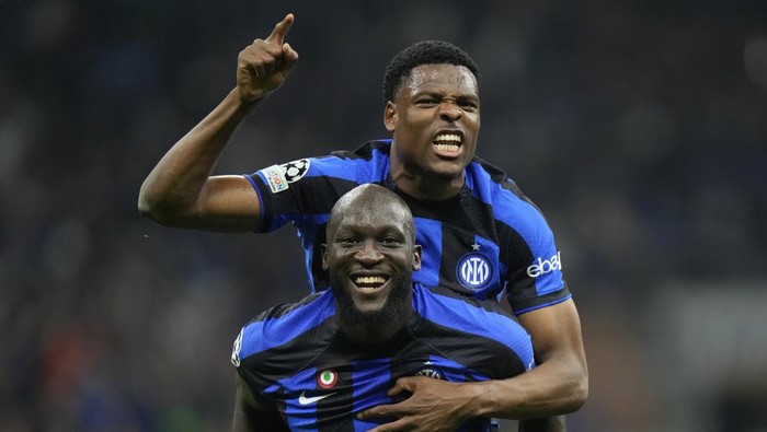 Inter Milans Romelu Lukaku, bottom and Inter Milans Denzel Dumfries celebrate at the end of the Champions League semifinal second leg soccer match between Inter Milan and AC Milan at the San Siro stadium in Milan, Italy, Tuesday, May 16, 2023. (AP Photo/Luca Bruno)
