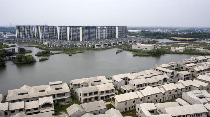 Intip 'Kuburan' Rumah di China Bangunan yang belum selesai, terbengkalai di tengah proses konstruksi, di Wuxi, China, pada Selasa, 16 Mei 2023. Pemulihan ekonomi China kehilangan momentum setelah ledakan awal aktivitas konsumen dan bisnis di awal tahun, mendorong seruan untuk lebih banyak stimulus kebijakan untuk memperkuat pertumbuhan.