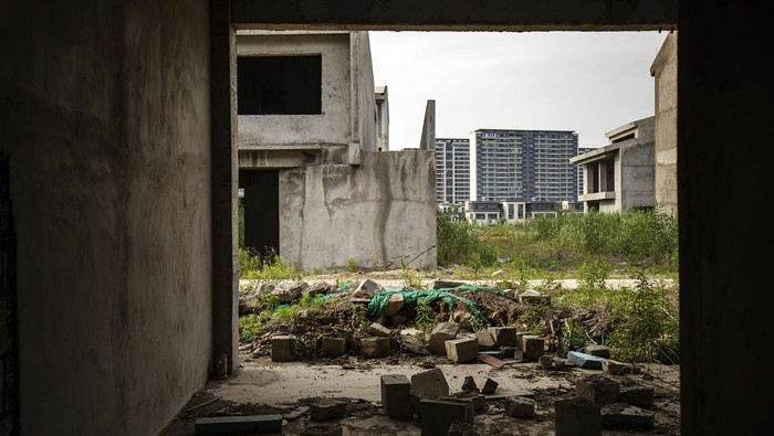 Intip 'Kuburan' Rumah di China Bangunan yang belum selesai, terbengkalai di tengah proses konstruksi, di Wuxi, China, pada Selasa, 16 Mei 2023. Pemulihan ekonomi China kehilangan momentum setelah ledakan awal aktivitas konsumen dan bisnis di awal tahun, mendorong seruan untuk lebih banyak stimulus kebijakan untuk memperkuat pertumbuhan.