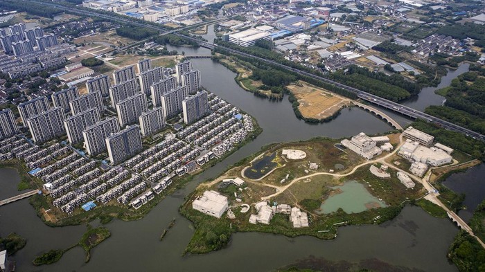 Intip 'Kuburan' Rumah di China Bangunan yang belum selesai, terbengkalai di tengah proses konstruksi, di Wuxi, China, pada Selasa, 16 Mei 2023. Pemulihan ekonomi China kehilangan momentum setelah ledakan awal aktivitas konsumen dan bisnis di awal tahun, mendorong seruan untuk lebih banyak stimulus kebijakan untuk memperkuat pertumbuhan.