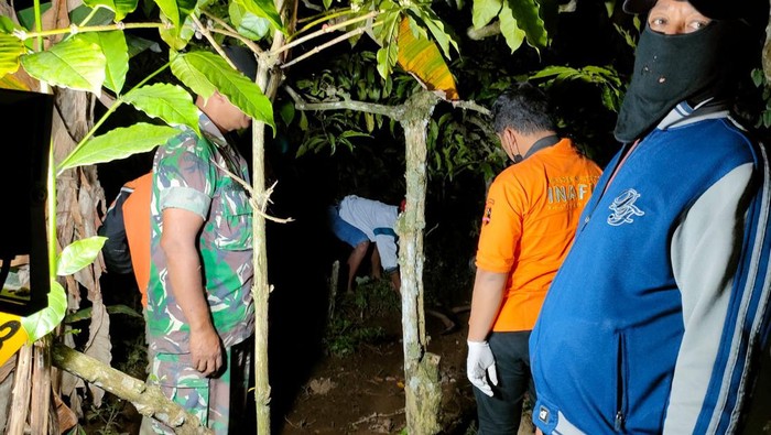 istri kubur suami di malang