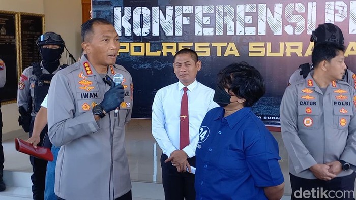 Istri potong kelamin suami saat jumpa pers di Mapolresta Solo, Rabu (17/5/2023).