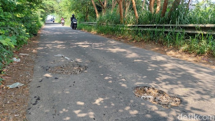 Jalan di Kota Bandung berlubang.