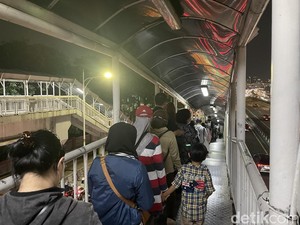 Jalan S Parman Macet Parah, Penumpang TransJ Antre hingga JPO