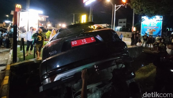 Mobil Sekretaris Dewan (Sekwan) DPRD Jeneponto, Syarifuddin tercebur ke dalam got di Kabupaten Gowa, Sulawesi Selatan (Sulsel).