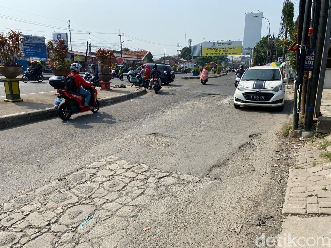 Jl Sudirman-Jl I Gusti Ngurah Rai di Kranji, Kota Bekasi, masih rusak. 17 Mei 2023. (Fathia Nabila Qonita/detikcom)