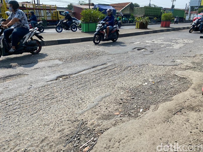 Jl Sudirman-Jl I Gusti Ngurah Rai di Kranji, Kota Bekasi, masih rusak. 17 Mei 2023. (Fathia Nabila Qonita/detikcom)