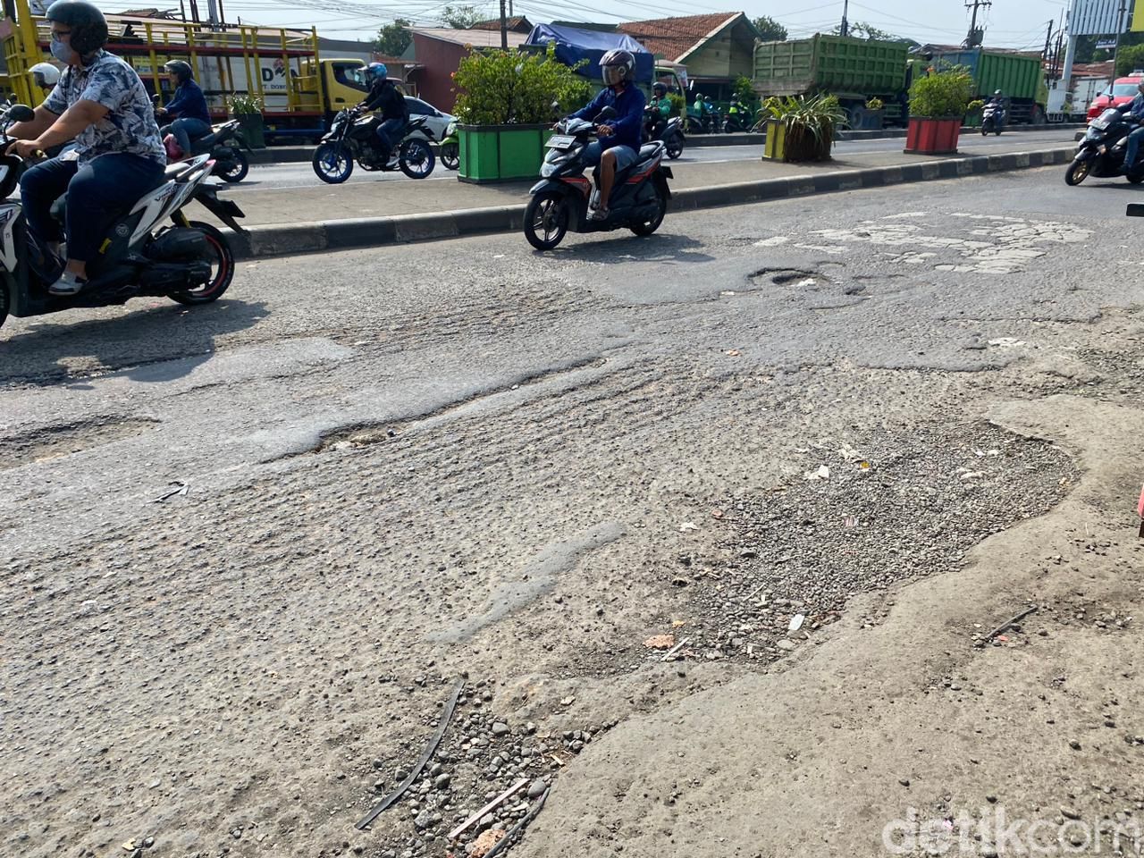 Jl Sudirman-Jl I Gusti Ngurah Rai di Kranji, Kota Bekasi, masih rusak. 17 Mei 2023. (Fathia Nabila Qonita/detikcom)