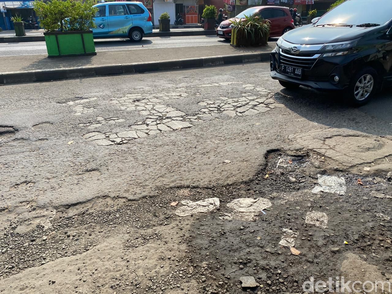Jl Sudirman-Jl I Gusti Ngurah Rai di Kranji, Kota Bekasi, masih rusak. 17 Mei 2023. (Fathia Nabila Qonita/detikcom)