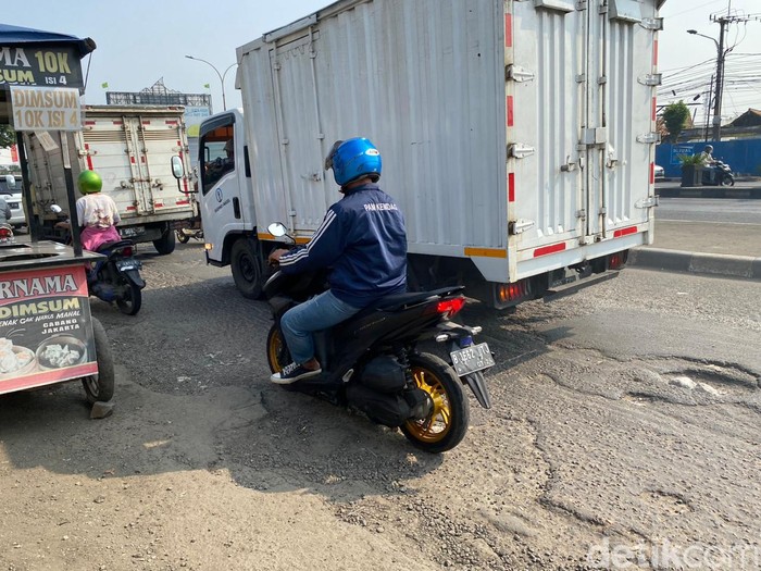 Jl Sudirman-Jl I Gusti Ngurah Rai di Kranji, Kota Bekasi, masih rusak. 17 Mei 2023. (Fathia Nabila Qonita/detikcom)