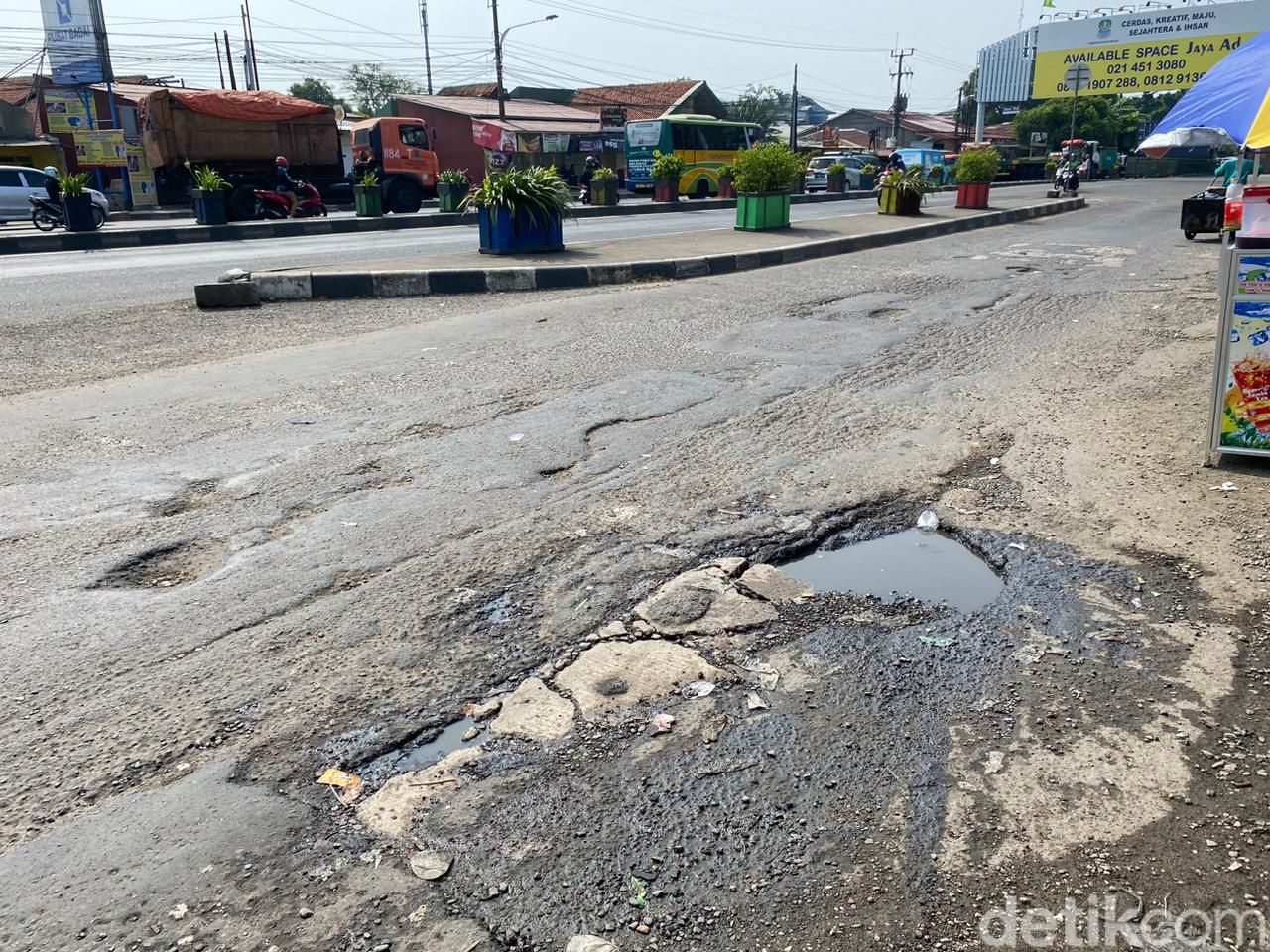 Jl Sudirman-Jl I Gusti Ngurah Rai di Kranji, Kota Bekasi, masih rusak. 17 Mei 2023. (Fathia Nabila Qonita/detikcom)