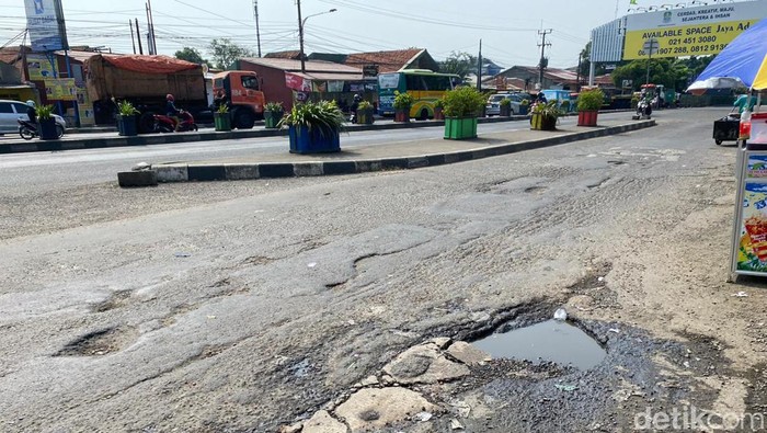 Jl Sudirman-Jl I Gusti Ngurah Rai di Kranji, Kota Bekasi, masih rusak. 17 Mei 2023. (Fathia Nabila Qonita/detikcom)
