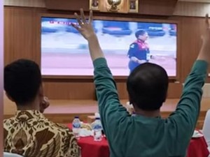 Momen Jokowi Selebrasi di Sebelah Gibran Saat Tonton Timnas di SEA Games