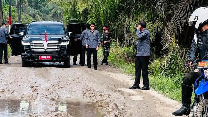 Jokowi Tinjau Jalan Rusak di Labuhanbatu Utara