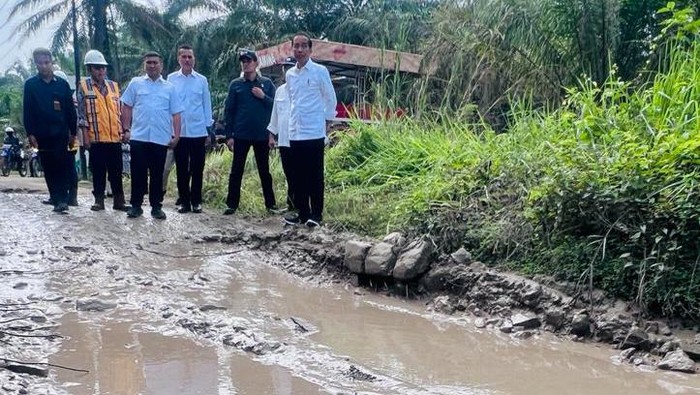 Jokowi Tinjau Jalan Rusak di Labuhanbatu Utara