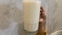 Ini penampilan jus sirsak jumbo seharga Rp 15.000. Konsistensinya begitu kental, karena murni menggunakan buah asli tanpa campuran air. Foto: detikFood/Yenny Mustika Sari