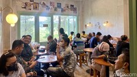 Jus Kode kini telah memiliki beberapa cabang, detikFood mengunjungi salah satu gerainya di Gading Serpong. Saat datang ke sana sekitar pukul 13.00 WIB, antrean terlihat mengular hingga di depan kasir terdapat tulisan antre 1 jam. Foto: detikFood/Yenny Mustika Sari