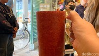 Kalau ini adalah jus mix berry jumbo seharga Rp 25.000. Menu ini juga yang paling banyak dipesan. Foto: detikFood/Yenny Mustika Sari
