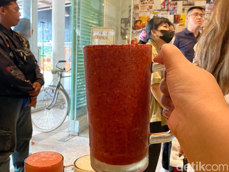 Antre 1 Jam Demi Minum Jus Buah Rp 15 Ribuan Ini