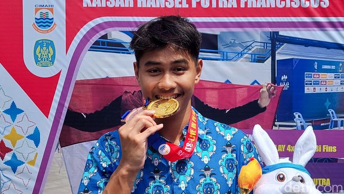 Kaisar Hansel Putra Franciscus Saat Tunjukkan Medali Emas SEA Games 2023 di SMPN 2 Kota Cimahi.