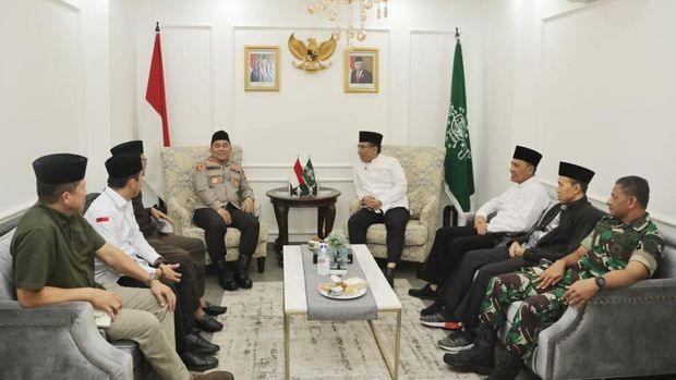 Kapolda Metro Jaya Irjen Karyoto menemui Ketum PBNU Yahya Cholil Staquf