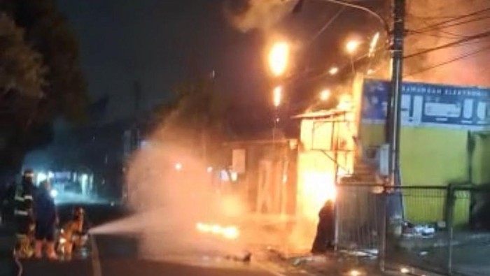 Kebakaran bengkel di Sawangan, Depok, menyebabkan seorang pekerja tewas, Rabu (17/5/2023) dini hari.