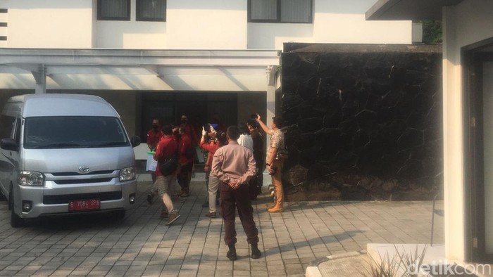 Kejagung selesai geledah rumah dinas Johnny Plate. (Fariz/detikcom)
