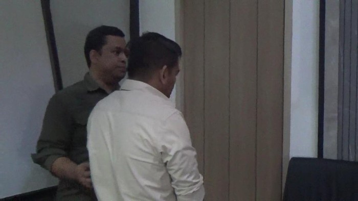 Kejaksaan Negeri (Kejari) Purwakarta menangkap Dian Herdianto (45) yang ngaku sebagai jaksa dan menipu sejumlah warga.