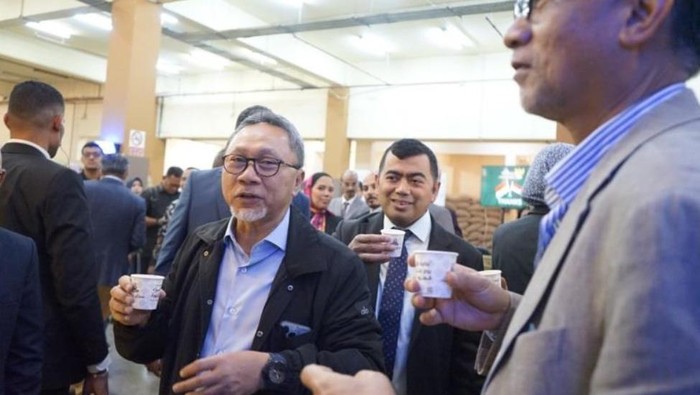 Kemendag Sasar Mesir untuk Ekspor Kopi dengan Nilai Rp 1,2 T Mendag Zulhas menegaskan komitmennya dalam memperkuat hubungan kemitraan antara pengusaha Indonesia dan Mesir. Salah satunya yaitu kemitraan kopi.