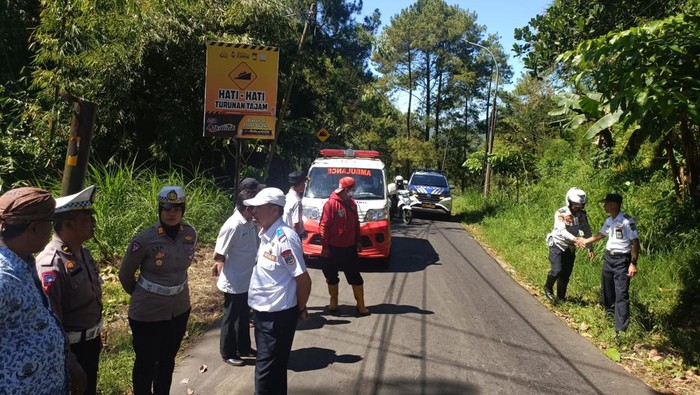 Kepolisian bersama pihak Dishub Kota Batu melakukan pengecekan di Jalur Klemuk, Kota Batu