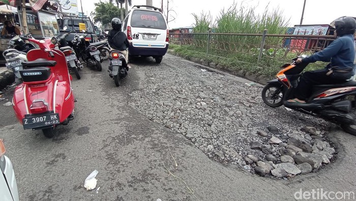 Kerusakan jalan di kawasan Pasar Cikurubuk Kota Tasikmalaya.