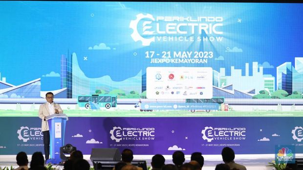 Ketua Perkumpulan Industri Kendaraan Listrik Indonesia (Periklindo), Moeldoko dalam acara pembukaan Periklindo Electric Vehicle Show 2023 di Jakarta, Rabu (17/5/2023). (CNBC Indonesia/Tri Susilo)