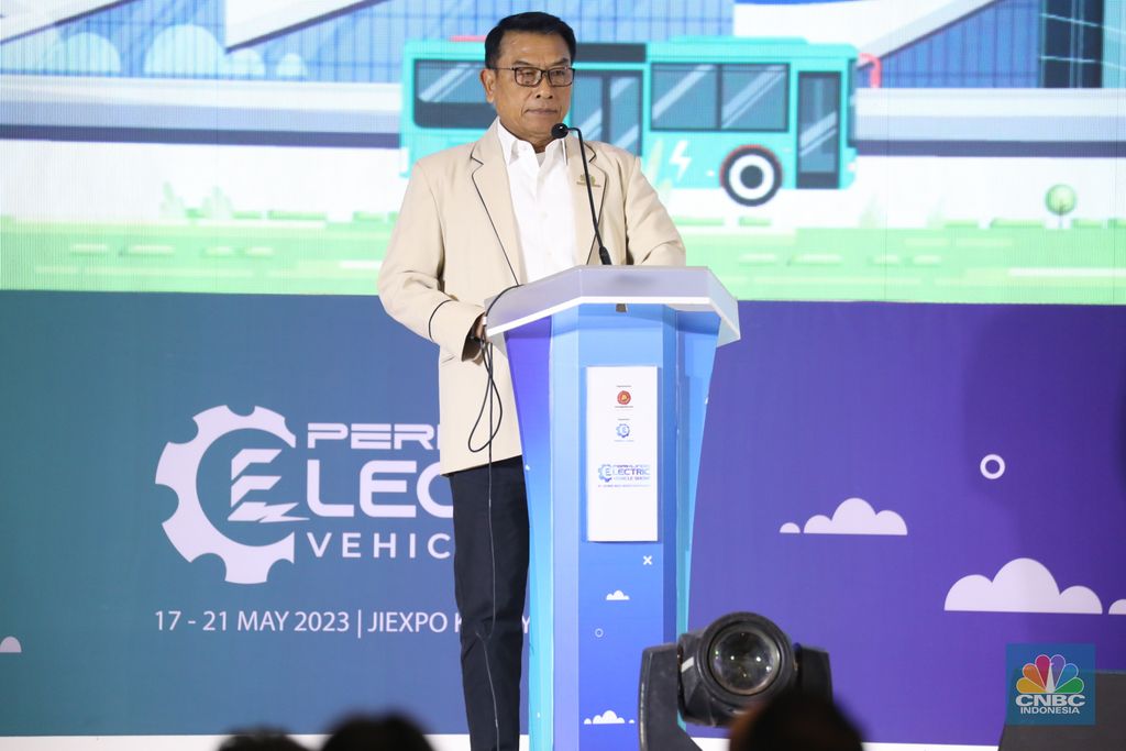 Ketua Perkumpulan Industri Kendaraan Listrik Indonesia (Periklindo), Moeldoko dalam acara pembukaan Periklindo Electric Vehicle Show 2023 di Jakarta, Rabu (17/5/2023). (CNBC Indonesia/Tri Susilo)
