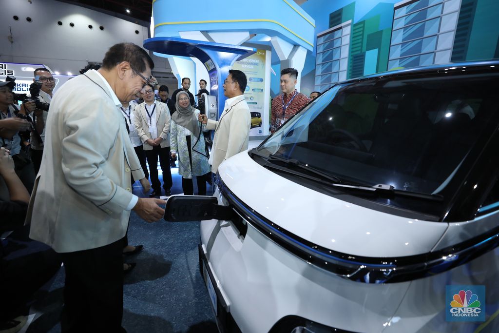 Ketua Perkumpulan Industri Kendaraan Listrik Indonesia (Periklindo), Moeldoko (tengah) mengunjungi booth pameran PERIKLINDO Electric Vehicle Show (PEVS) 2023 di Jakarta, Rabu (17/5/2023).  Pameran ini menjadi medium untuk mengajak masyarakat Indonesia mendukung kebijakan pemerintah dalam mencapai target net zero emission di tahun 2060. (վ/Tri Susilo)