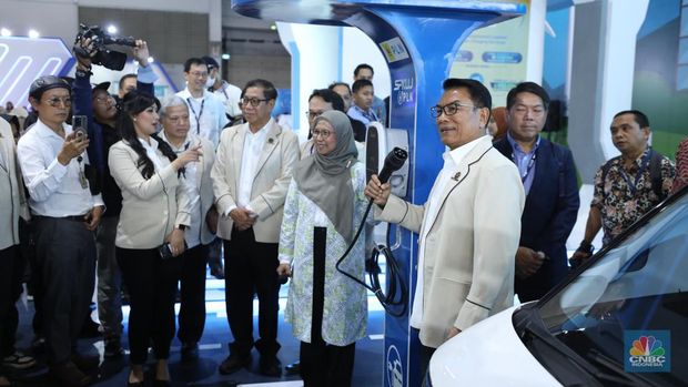 Ketua Perkumpulan Industri Kendaraan Listrik Indonesia (Periklindo), Moeldoko (tengah) mengunjungi booth pameran PERIKLINDO Electric Vehicle Show (PEVS) 2023 di Jakarta, Rabu (17/5/2023).  Pameran ini menjadi medium untuk mengajak masyarakat Indonesia mendukung kebijakan pemerintah dalam mencapai target net zero emission di tahun 2060. (CNBC Indonesia/Tri Susilo)