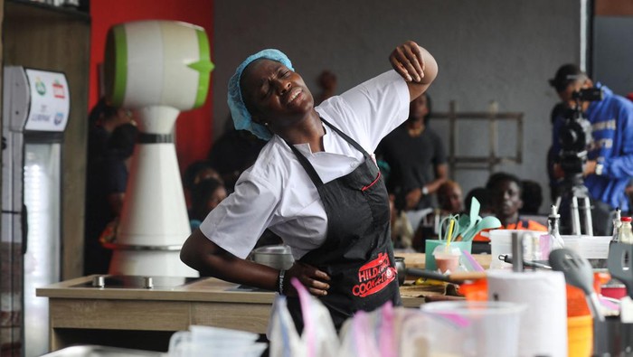 Koki Asal Nigeria Memasak 100 Jam Nonstop Demi Pecahkan Rekor Dunia Nigerian Chef Hilda Bassey, 27, attempts to break the Guinness World Record for the longest cooking time by an individual, in Lagos, Nigeria May 15, 2023. REUTERS/Temilade Adelaja