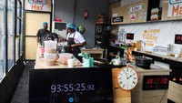 Rekor saat ini dipegang oleh koki India Lata Tondon yang menetapkan waktu pada tahun 2019 selama 87 jam 45 menit.