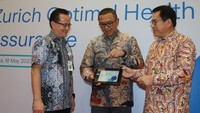 Group Commercial Director Mayapada Healthcare, Benjamin Winoto, Direktur PT Zurich Topas Life (Zurich) Budi Darmawan, dan Vice President Bank Mayapada Internasional (Bank Mayapada) Thomas Arifin saat meluncurkan Zurich Optimal Health Assurance, di Jakarta, Selasa (16/5/2023). 