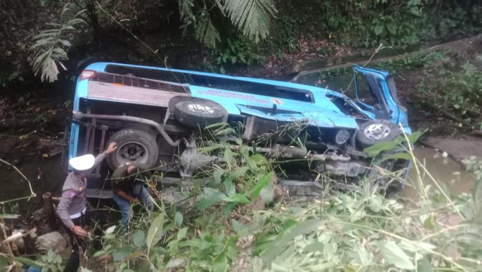 Kondisi bus yang terjatuh ke jurang di Samosir. (Foto: Dok. Satlantas Polres Samosir)