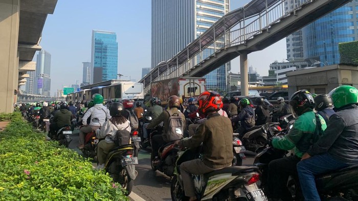 Kondisi lalu lintas di Jalan Gatot Subroto, Jaksel, Rabu (17/5/2023).