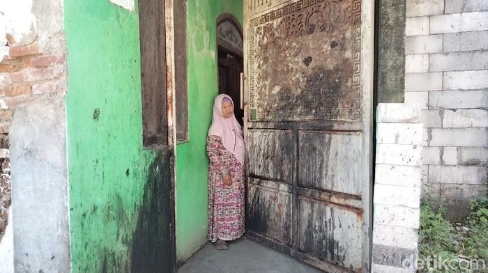 Kondisi pintu rumah Wiwik yang setiap hari disiram Masriah air kencing hingga tinja